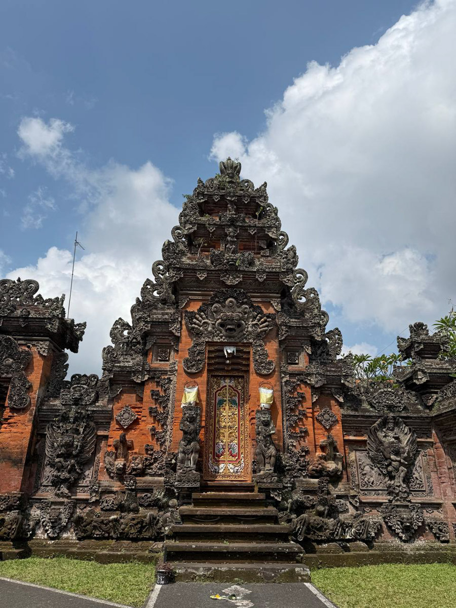 В последнее время организовывать путешествия за границу стало сложнее. Но и в этих условиях остаются возможности спланировать необычный тур за приемлемые деньги. Жительница Владимира Полина Чистова занимается этим уже 17 лет: с семьей она объездила более 30 стран. О своем любопытном опыте наша героиня рассказала «Ключ-Медиа».