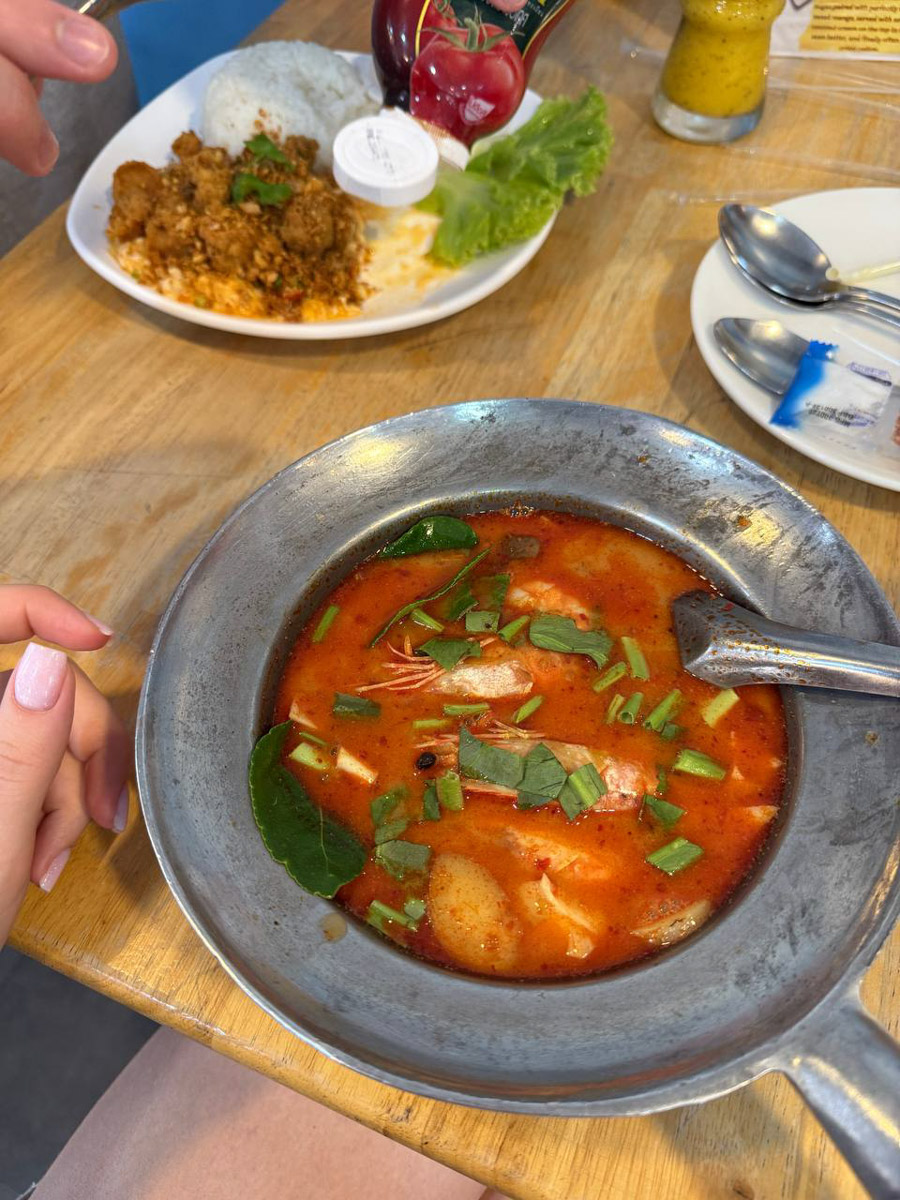 В последнее время организовывать путешествия за границу стало сложнее. Но и в этих условиях остаются возможности спланировать необычный тур за приемлемые деньги. Жительница Владимира Полина Чистова занимается этим уже 17 лет: с семьей она объездила более 30 стран. О своем любопытном опыте наша героиня рассказала «Ключ-Медиа».