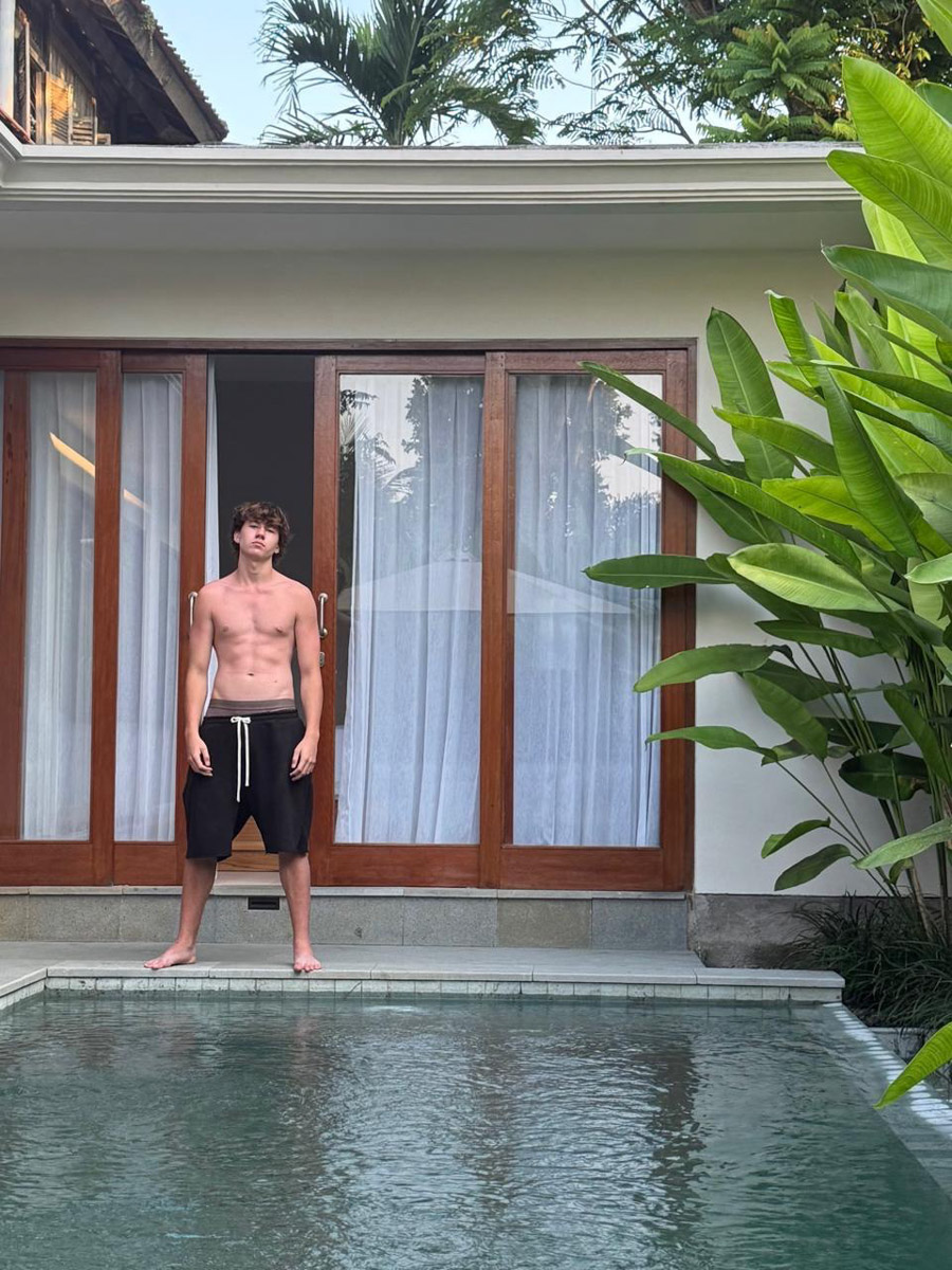 В последнее время организовывать путешествия за границу стало сложнее. Но и в этих условиях остаются возможности спланировать необычный тур за приемлемые деньги. Жительница Владимира Полина Чистова занимается этим уже 17 лет: с семьей она объездила более 30 стран. О своем любопытном опыте наша героиня рассказала «Ключ-Медиа».