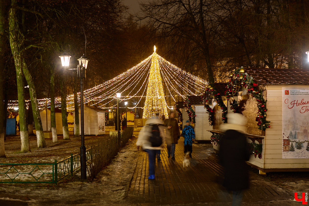 Время молниеносно! До главного праздника зимы осталось меньше недели. Пора составлять личную программу развлечений на 31 декабря и первые 11 дней грядущего года. Засиживаться дома не советуем: на зимние каникулы 2025 — 2026 во Владимире запланировано много интересного.