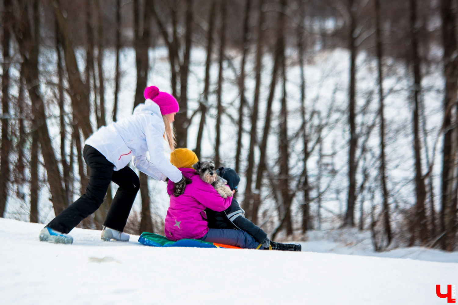 Время молниеносно! До главного праздника зимы осталось меньше недели. Пора составлять личную программу развлечений на 31 декабря и первые 11 дней грядущего года. Засиживаться дома не советуем: на зимние каникулы 2025 — 2026 во Владимире запланировано много интересного.