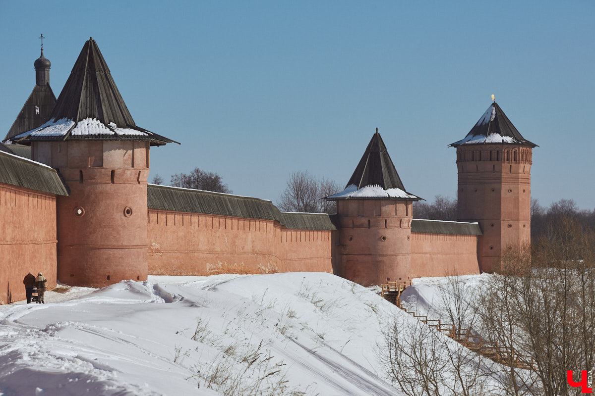 Время молниеносно! До главного праздника зимы осталось меньше недели. Пора составлять личную программу развлечений на 31 декабря и первые 11 дней грядущего года. Засиживаться дома не советуем: на зимние каникулы 2025 — 2026 во Владимире запланировано много интересного.