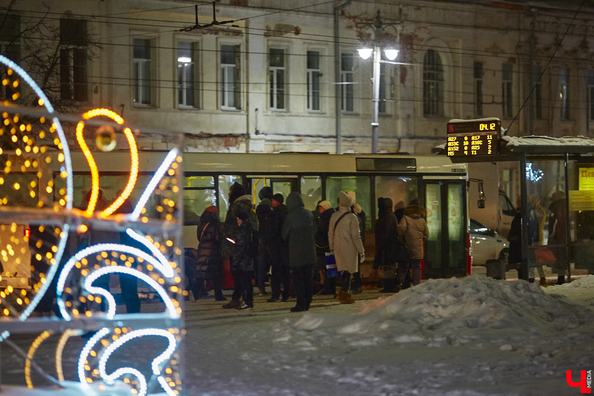 Время молниеносно! До главного праздника зимы осталось меньше недели. Пора составлять личную программу развлечений на 31 декабря и первые 11 дней грядущего года. Засиживаться дома не советуем: на зимние каникулы 2025 — 2026 во Владимире запланировано много интересного.