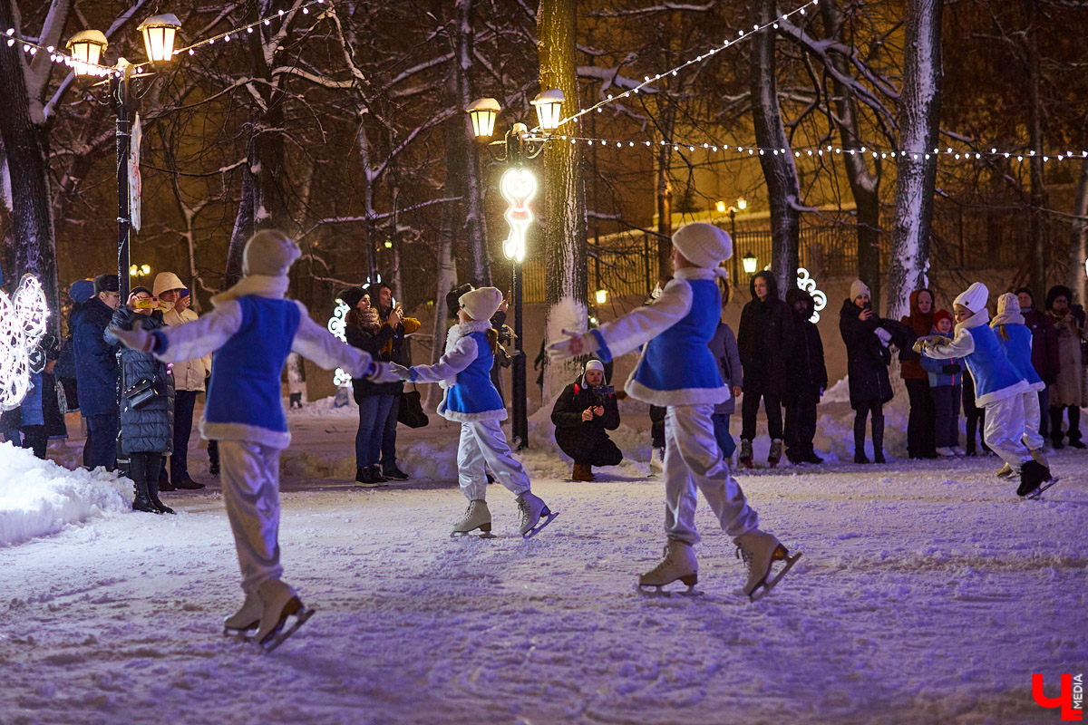 Время молниеносно! До главного праздника зимы осталось меньше недели. Пора составлять личную программу развлечений на 31 декабря и первые 11 дней грядущего года. Засиживаться дома не советуем: на зимние каникулы 2025 — 2026 во Владимире запланировано много интересного.