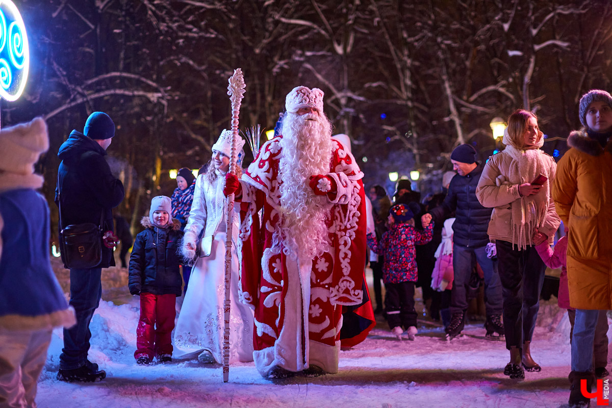 Время молниеносно! До главного праздника зимы осталось меньше недели. Пора составлять личную программу развлечений на 31 декабря и первые 11 дней грядущего года. Засиживаться дома не советуем: на зимние каникулы 2025 — 2026 во Владимире запланировано много интересного.