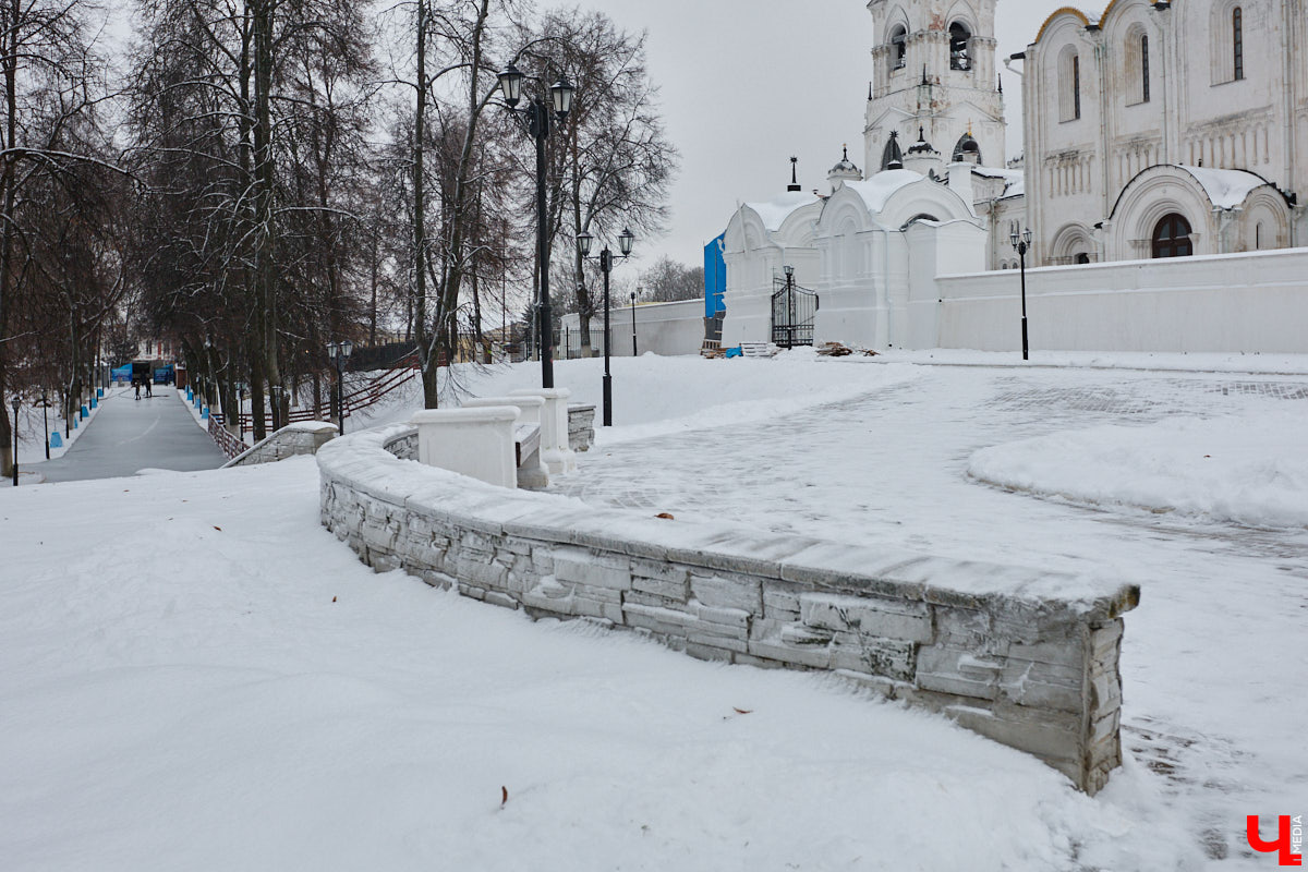 Не всем домам, помнящим былое, выпадает шанс на вторую жизнь. Но как минимум шесть городских старожилов его получили. Одни уже готовы освободиться от лесов, другие только в ожидании зеленой сетки на фасаде. Держим кулачки, чтобы эти истории обновлений не переросли в эпопеи.