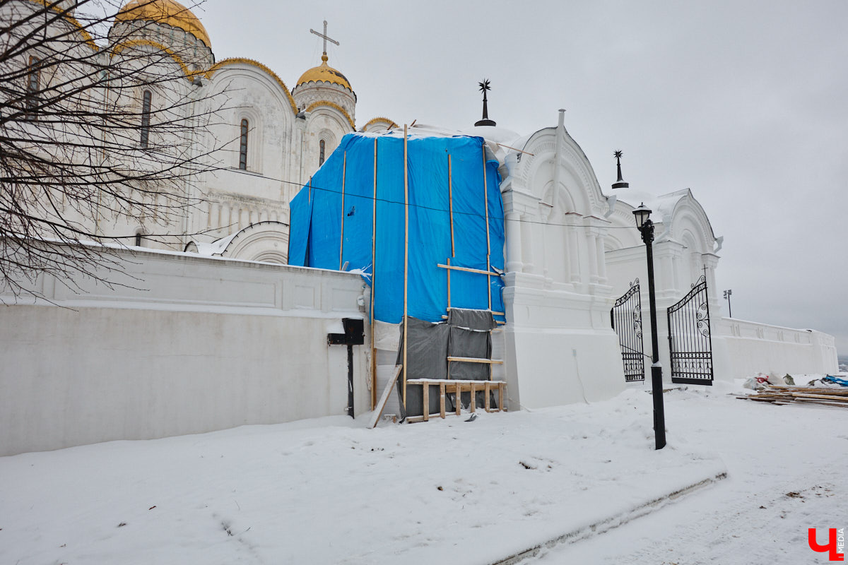 Не всем домам, помнящим былое, выпадает шанс на вторую жизнь. Но как минимум шесть городских старожилов его получили. Одни уже готовы освободиться от лесов, другие только в ожидании зеленой сетки на фасаде. Держим кулачки, чтобы эти истории обновлений не переросли в эпопеи.