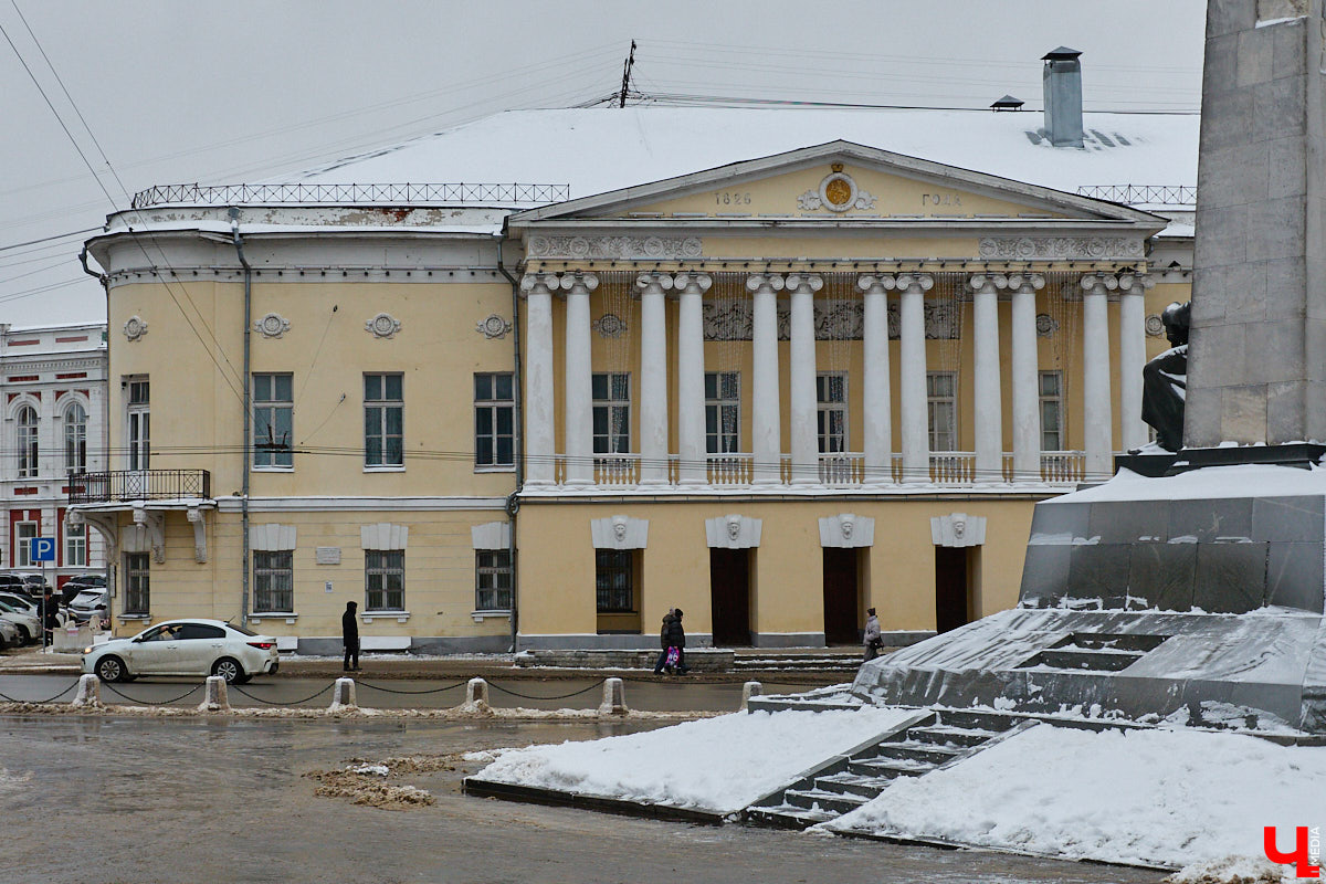 Не всем домам, помнящим былое, выпадает шанс на вторую жизнь. Но как минимум шесть городских старожилов его получили. Одни уже готовы освободиться от лесов, другие только в ожидании зеленой сетки на фасаде. Держим кулачки, чтобы эти истории обновлений не переросли в эпопеи.