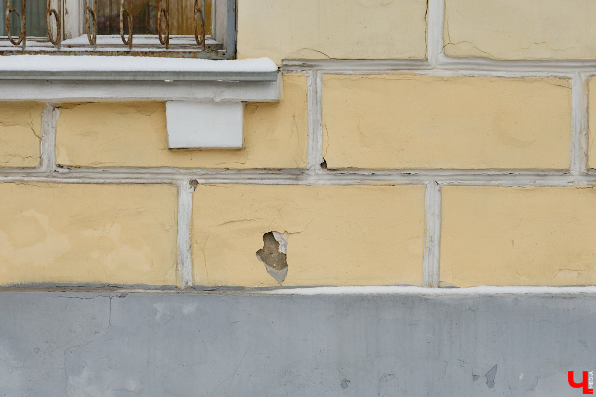 Не всем домам, помнящим былое, выпадает шанс на вторую жизнь. Но как минимум шесть городских старожилов его получили. Одни уже готовы освободиться от лесов, другие только в ожидании зеленой сетки на фасаде. Держим кулачки, чтобы эти истории обновлений не переросли в эпопеи.