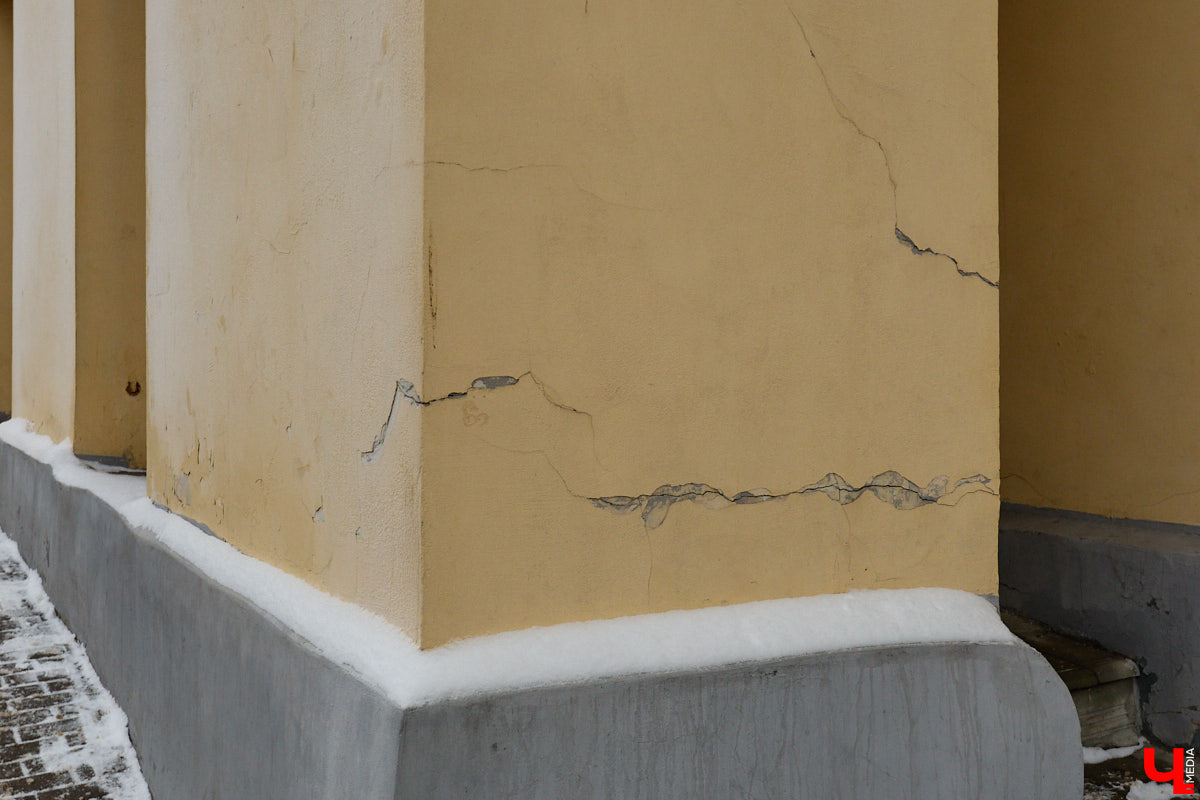 Не всем домам, помнящим былое, выпадает шанс на вторую жизнь. Но как минимум шесть городских старожилов его получили. Одни уже готовы освободиться от лесов, другие только в ожидании зеленой сетки на фасаде. Держим кулачки, чтобы эти истории обновлений не переросли в эпопеи.