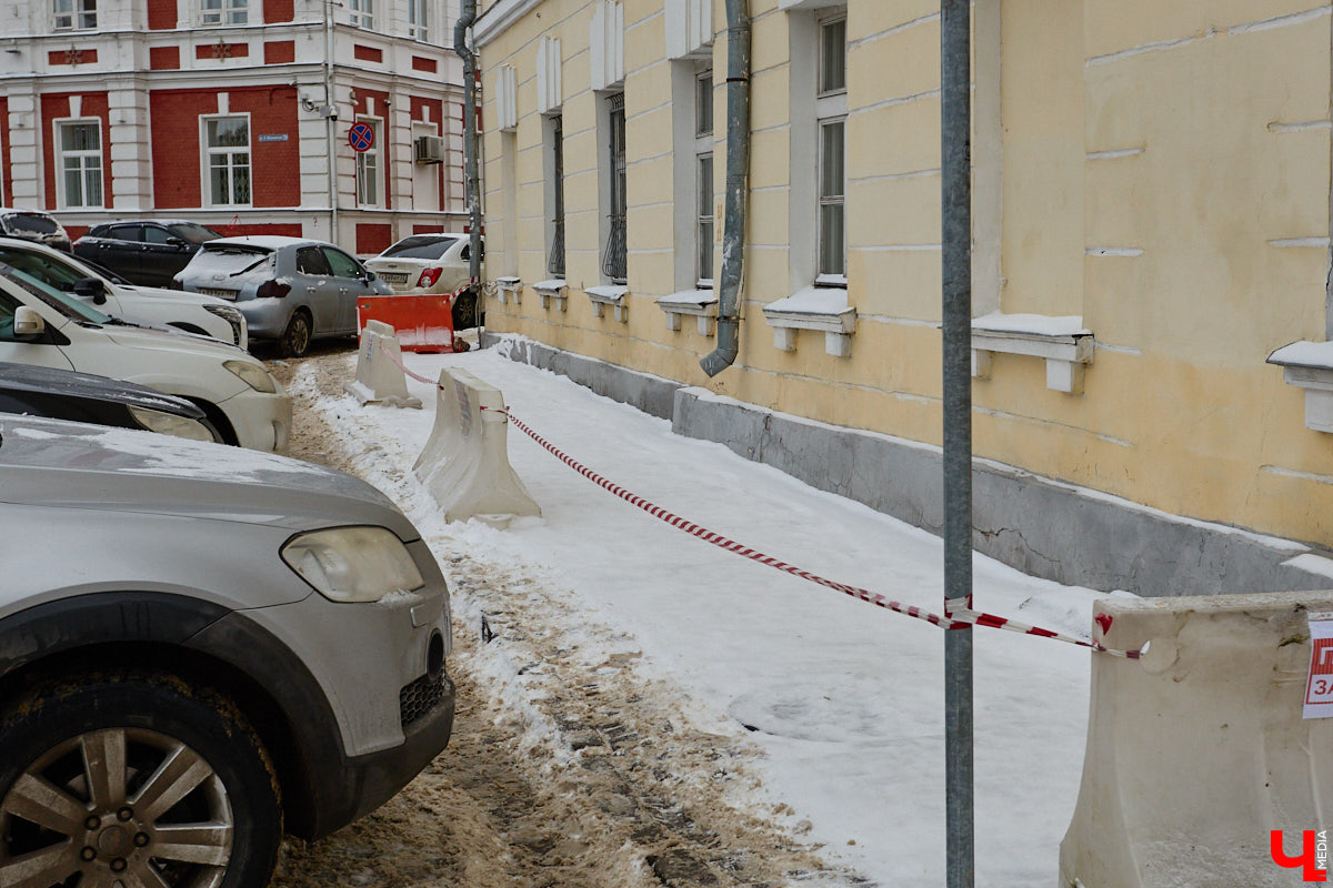 Не всем домам, помнящим былое, выпадает шанс на вторую жизнь. Но как минимум шесть городских старожилов его получили. Одни уже готовы освободиться от лесов, другие только в ожидании зеленой сетки на фасаде. Держим кулачки, чтобы эти истории обновлений не переросли в эпопеи.