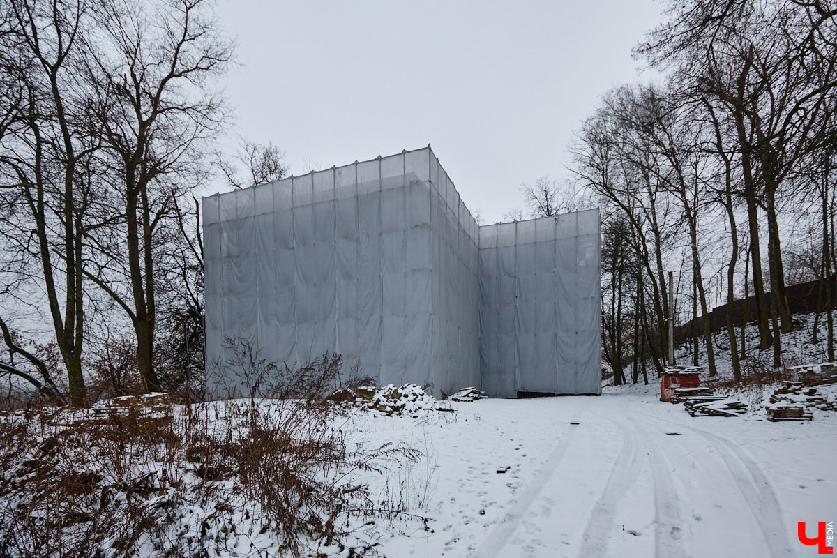 Не всем домам, помнящим былое, выпадает шанс на вторую жизнь. Но как минимум шесть городских старожилов его получили. Одни уже готовы освободиться от лесов, другие только в ожидании зеленой сетки на фасаде. Держим кулачки, чтобы эти истории обновлений не переросли в эпопеи.