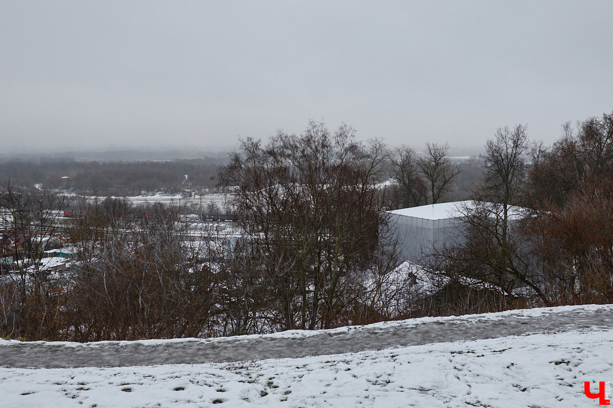 Не всем домам, помнящим былое, выпадает шанс на вторую жизнь. Но как минимум шесть городских старожилов его получили. Одни уже готовы освободиться от лесов, другие только в ожидании зеленой сетки на фасаде. Держим кулачки, чтобы эти истории обновлений не переросли в эпопеи.