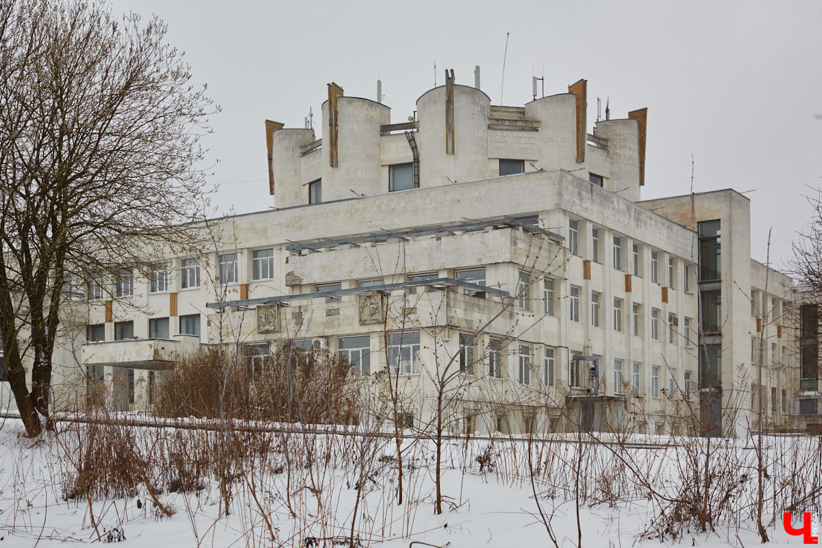 Не всем домам, помнящим былое, выпадает шанс на вторую жизнь. Но как минимум шесть городских старожилов его получили. Одни уже готовы освободиться от лесов, другие только в ожидании зеленой сетки на фасаде. Держим кулачки, чтобы эти истории обновлений не переросли в эпопеи.