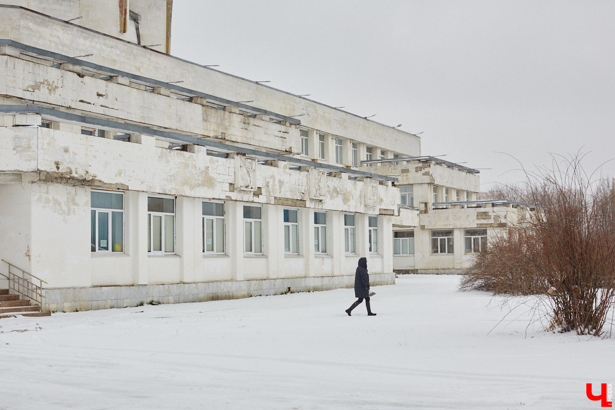 Не всем домам, помнящим былое, выпадает шанс на вторую жизнь. Но как минимум шесть городских старожилов его получили. Одни уже готовы освободиться от лесов, другие только в ожидании зеленой сетки на фасаде. Держим кулачки, чтобы эти истории обновлений не переросли в эпопеи.
