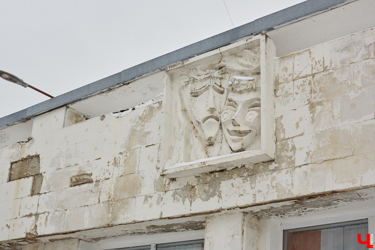 Не всем домам, помнящим былое, выпадает шанс на вторую жизнь. Но как минимум шесть городских старожилов его получили. Одни уже готовы освободиться от лесов, другие только в ожидании зеленой сетки на фасаде. Держим кулачки, чтобы эти истории обновлений не переросли в эпопеи.