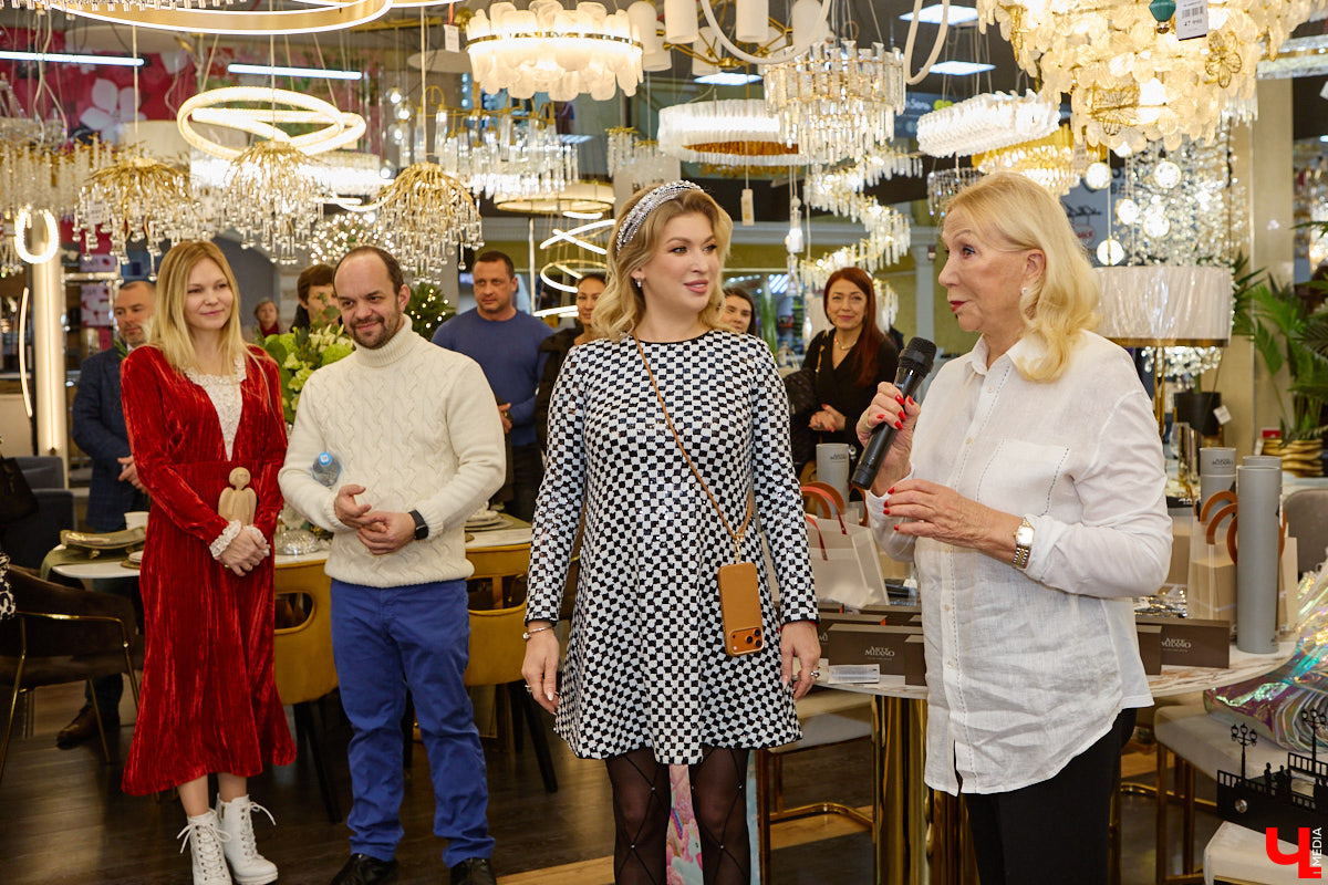 21 декабря в Put in Light было по-настоящему жарко: 60 топовых дизайнеров, звон бокалов, благотворительный аукцион и признания от мастодонтов бизнеса. Год пролетел незаметно, и в преддверии праздников инновационное пространство на «Тандеме» официально зафиксировало статус одной из самых ярких точек на интерьерной карте города. Репортаж «Ключ-Медиа» с площадки, где первый день рождения отметили с настоящим светским размахом.