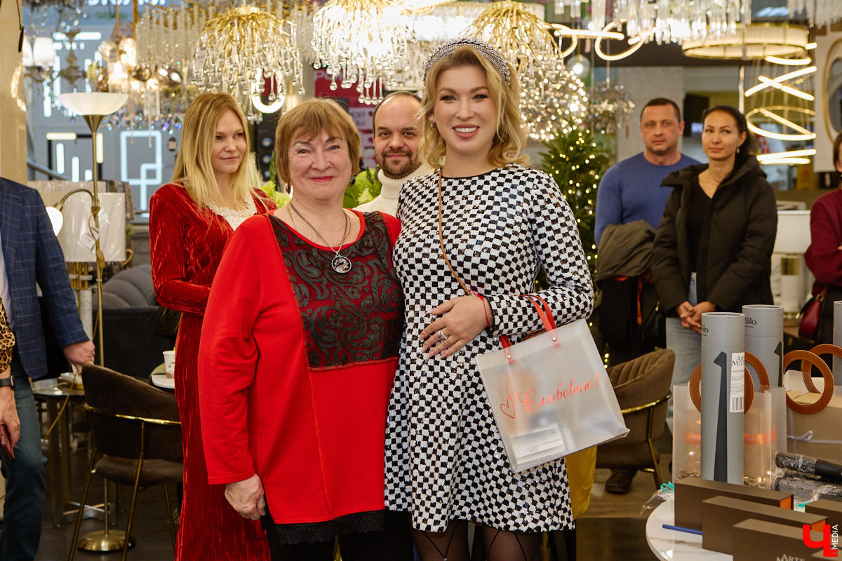 21 декабря в Put in Light было по-настоящему жарко: 60 топовых дизайнеров, звон бокалов, благотворительный аукцион и признания от мастодонтов бизнеса. Год пролетел незаметно, и в преддверии праздников инновационное пространство на «Тандеме» официально зафиксировало статус одной из самых ярких точек на интерьерной карте города. Репортаж «Ключ-Медиа» с площадки, где первый день рождения отметили с настоящим светским размахом.