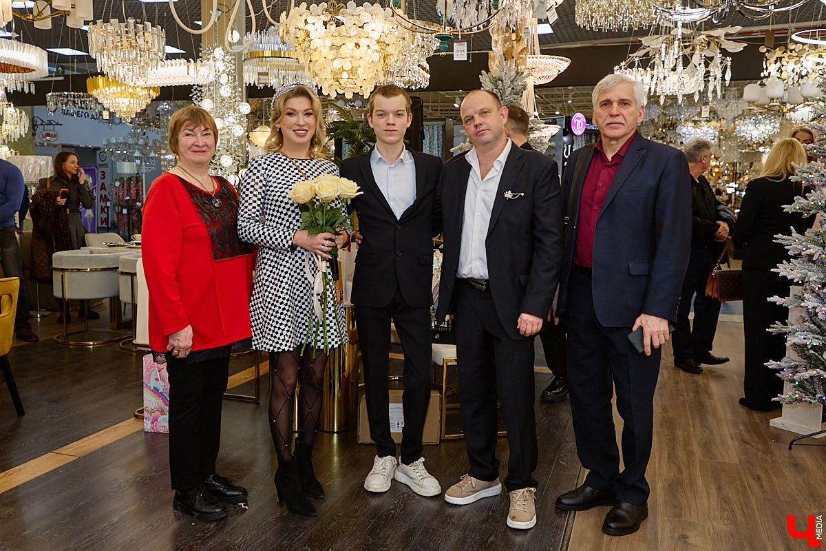 21 декабря в Put in Light было по-настоящему жарко: 60 топовых дизайнеров, звон бокалов, благотворительный аукцион и признания от мастодонтов бизнеса. Год пролетел незаметно, и в преддверии праздников инновационное пространство на «Тандеме» официально зафиксировало статус одной из самых ярких точек на интерьерной карте города. Репортаж «Ключ-Медиа» с площадки, где первый день рождения отметили с настоящим светским размахом.