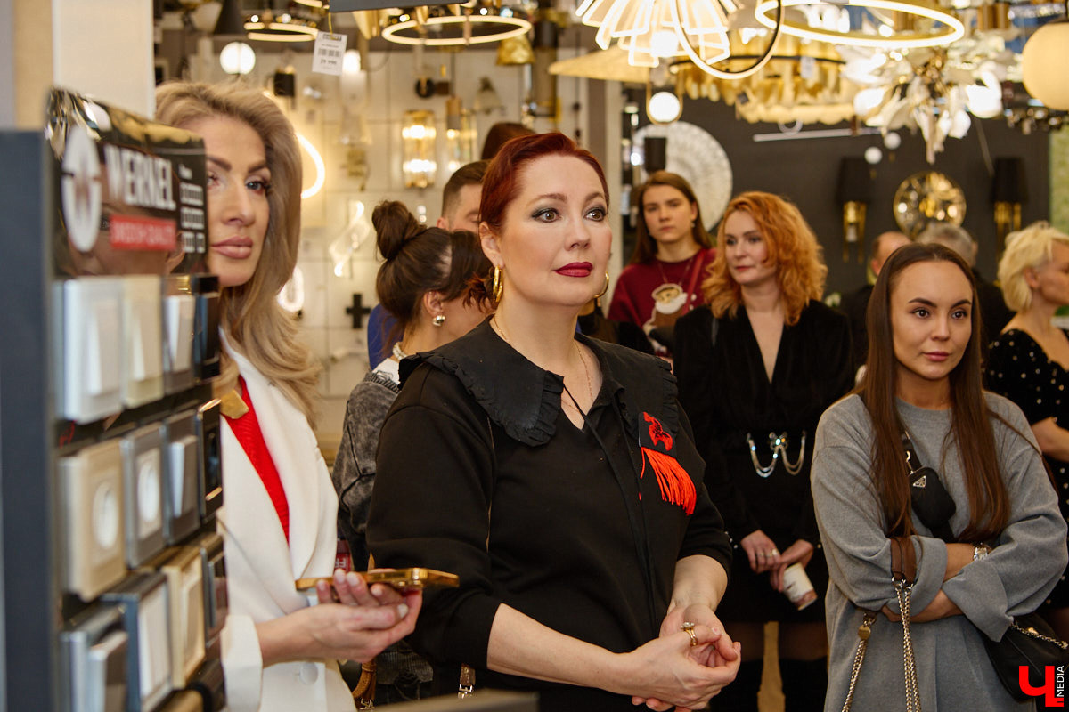 21 декабря в Put in Light было по-настоящему жарко: 60 топовых дизайнеров, звон бокалов, благотворительный аукцион и признания от мастодонтов бизнеса. Год пролетел незаметно, и в преддверии праздников инновационное пространство на «Тандеме» официально зафиксировало статус одной из самых ярких точек на интерьерной карте города. Репортаж «Ключ-Медиа» с площадки, где первый день рождения отметили с настоящим светским размахом.