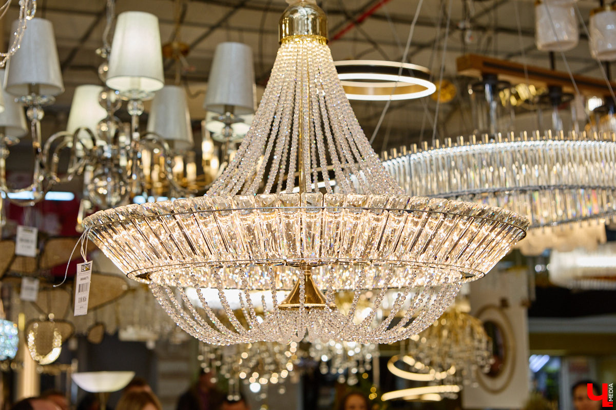 21 декабря в Put in Light было по-настоящему жарко: 60 топовых дизайнеров, звон бокалов, благотворительный аукцион и признания от мастодонтов бизнеса. Год пролетел незаметно, и в преддверии праздников инновационное пространство на «Тандеме» официально зафиксировало статус одной из самых ярких точек на интерьерной карте города. Репортаж «Ключ-Медиа» с площадки, где первый день рождения отметили с настоящим светским размахом.