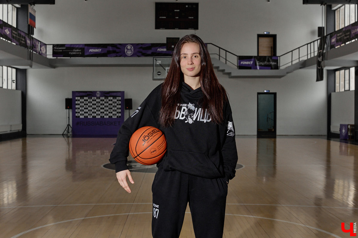 Если и говорить про спортивную гордость областного центра, точно стоит упомянуть женский баскетбол. Из обычной университетской команды «Владимирские львицы» выросли до участниц Суперлиги с интересными игроками в составе. Одной из них является уроженка Санкт-Петербурга Кристина Корд, с которой «Ключ-Медиа» решил познакомиться поближе.