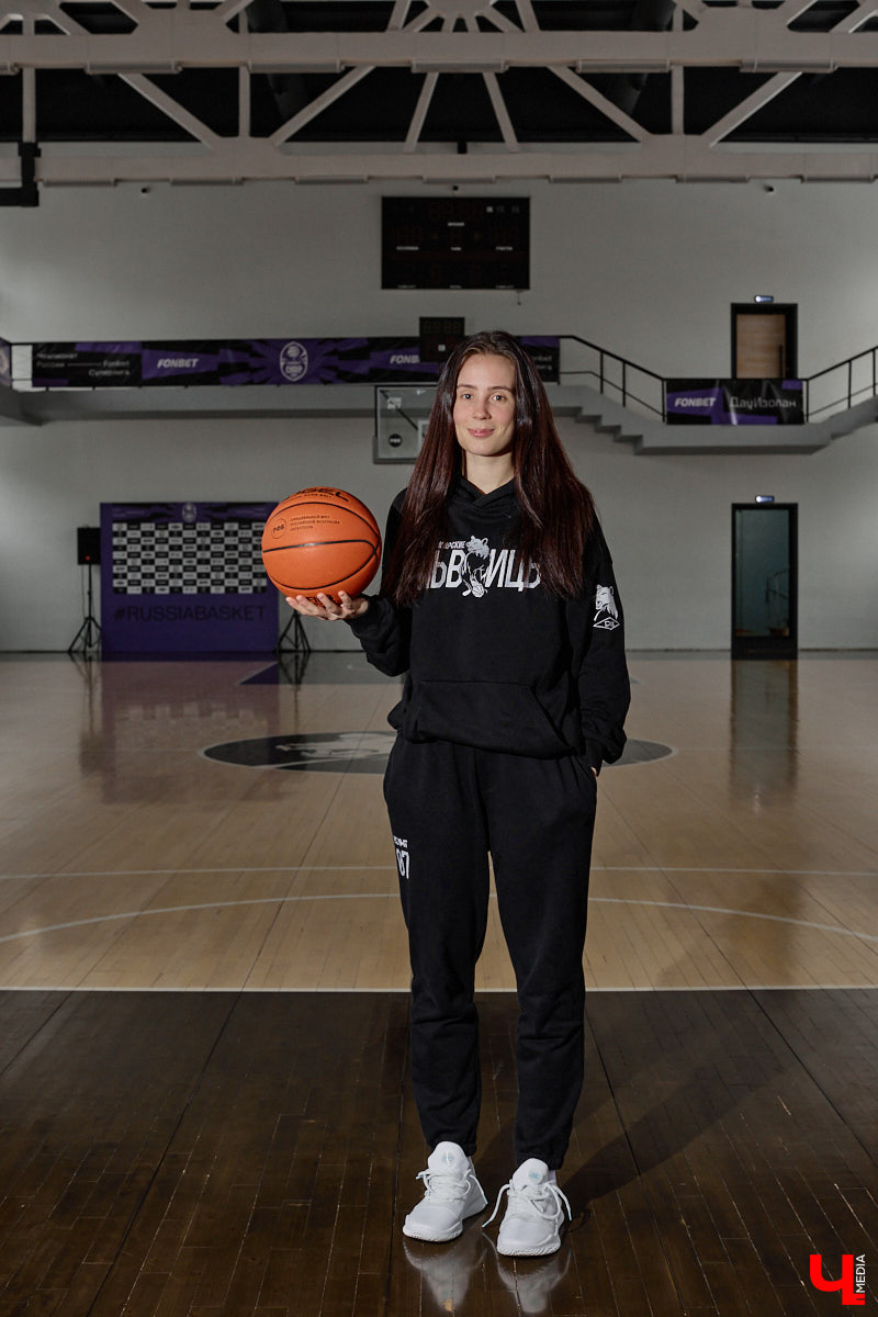 Если и говорить про спортивную гордость областного центра, точно стоит упомянуть женский баскетбол. Из обычной университетской команды «Владимирские львицы» выросли до участниц Суперлиги с интересными игроками в составе. Одной из них является уроженка Санкт-Петербурга Кристина Корд, с которой «Ключ-Медиа» решил познакомиться поближе.