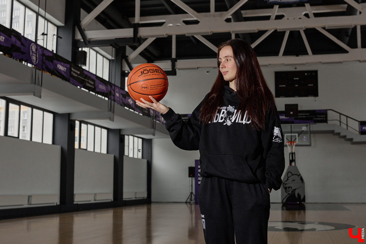 Если и говорить про спортивную гордость областного центра, точно стоит упомянуть женский баскетбол. Из обычной университетской команды «Владимирские львицы» выросли до участниц Суперлиги с интересными игроками в составе. Одной из них является уроженка Санкт-Петербурга Кристина Корд, с которой «Ключ-Медиа» решил познакомиться поближе.