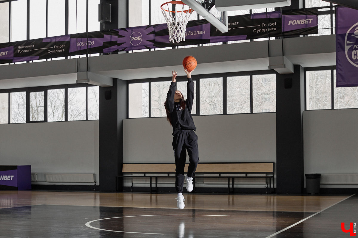 Если и говорить про спортивную гордость областного центра, точно стоит упомянуть женский баскетбол. Из обычной университетской команды «Владимирские львицы» выросли до участниц Суперлиги с интересными игроками в составе. Одной из них является уроженка Санкт-Петербурга Кристина Корд, с которой «Ключ-Медиа» решил познакомиться поближе.