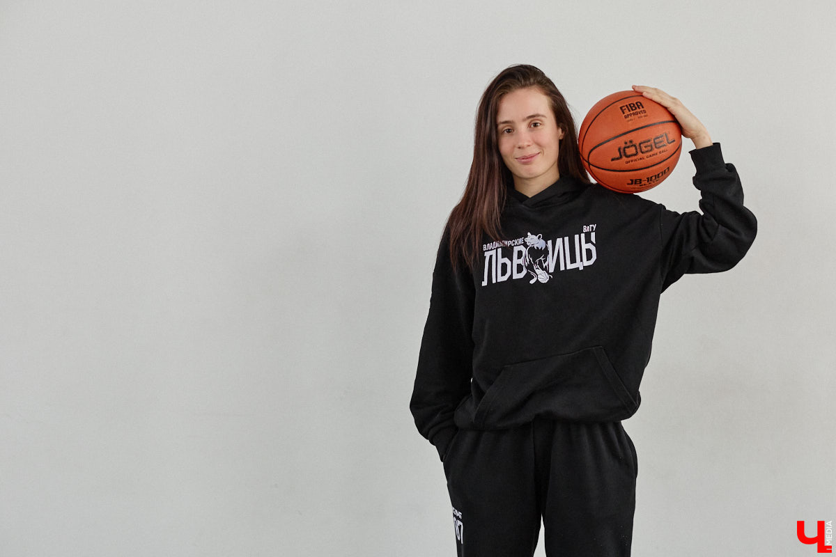 Если и говорить про спортивную гордость областного центра, точно стоит упомянуть женский баскетбол. Из обычной университетской команды «Владимирские львицы» выросли до участниц Суперлиги с интересными игроками в составе. Одной из них является уроженка Санкт-Петербурга Кристина Корд, с которой «Ключ-Медиа» решил познакомиться поближе.