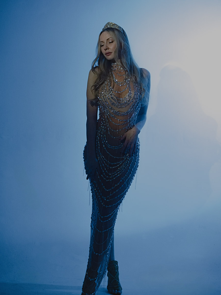 Девушки из 33-го региона повторили завирусившийся тренд этой зимы на трек в современной обработке «Расскажи, Снегурочка, где была». Внучки Деда Мороза предстали в нарядах а-ля рюс: расписных кокошниках и богато украшенных платьях. Большинство образов сгенерировал ИИ, но некоторые — настоящие фотосессии в заснеженном лесу. Смотрим и вдохновляемся!