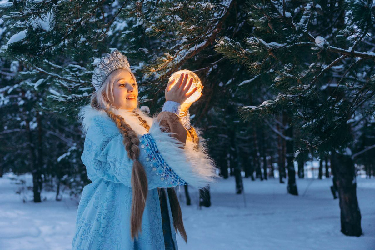 Девушки из 33-го региона повторили завирусившийся тренд этой зимы на трек в современной обработке «Расскажи, Снегурочка, где была». Внучки Деда Мороза предстали в нарядах а-ля рюс: расписных кокошниках и богато украшенных платьях. Большинство образов сгенерировал ИИ, но некоторые — настоящие фотосессии в заснеженном лесу. Смотрим и вдохновляемся!