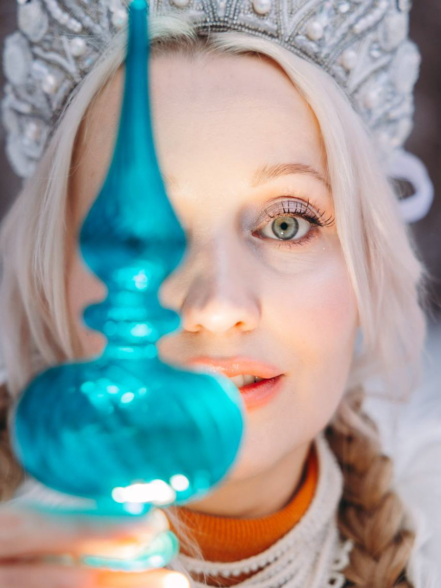 Девушки из 33-го региона повторили завирусившийся тренд этой зимы на трек в современной обработке «Расскажи, Снегурочка, где была». Внучки Деда Мороза предстали в нарядах а-ля рюс: расписных кокошниках и богато украшенных платьях. Большинство образов сгенерировал ИИ, но некоторые — настоящие фотосессии в заснеженном лесу. Смотрим и вдохновляемся!