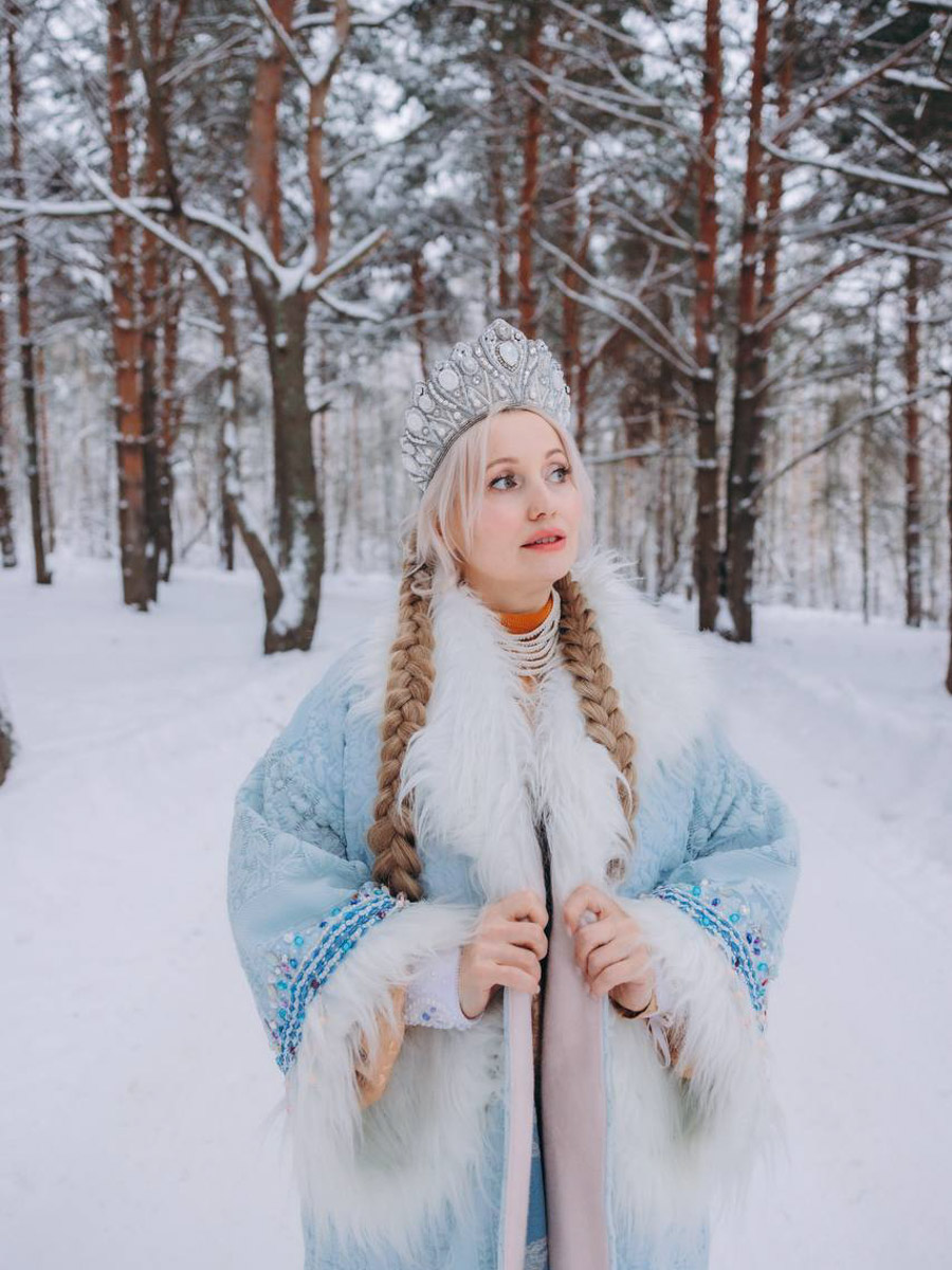 Девушки из 33-го региона повторили завирусившийся тренд этой зимы на трек в современной обработке «Расскажи, Снегурочка, где была». Внучки Деда Мороза предстали в нарядах а-ля рюс: расписных кокошниках и богато украшенных платьях. Большинство образов сгенерировал ИИ, но некоторые — настоящие фотосессии в заснеженном лесу. Смотрим и вдохновляемся!