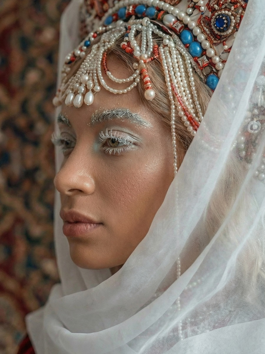 Девушки из 33-го региона повторили завирусившийся тренд этой зимы на трек в современной обработке «Расскажи, Снегурочка, где была». Внучки Деда Мороза предстали в нарядах а-ля рюс: расписных кокошниках и богато украшенных платьях. Большинство образов сгенерировал ИИ, но некоторые — настоящие фотосессии в заснеженном лесу. Смотрим и вдохновляемся!