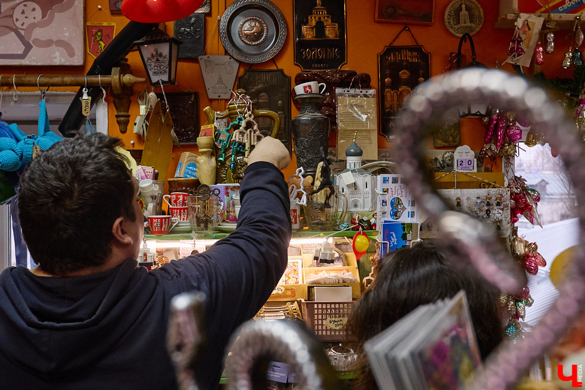 23 и 24 августа 1958 года город Владимир отмечал 850-летний юбилей. Готовились к нему основательно, потому и сувениров, напоминающих о важной дате, сохранилось немало. Часть из них находится в коллекции Михаила Самойлова, а вместе с ней и другие трофеи, от которых может «триггернуть» или «флэшбекнуть».