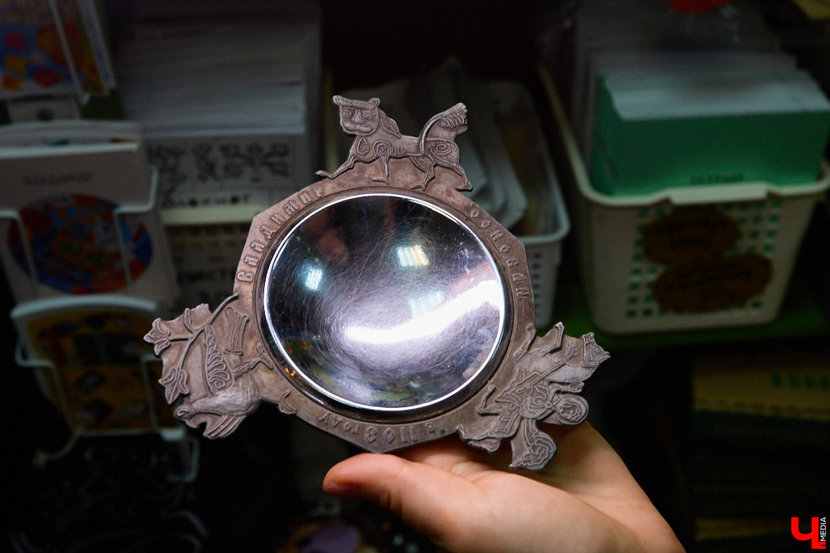 23 и 24 августа 1958 года город Владимир отмечал 850-летний юбилей. Готовились к нему основательно, потому и сувениров, напоминающих о важной дате, сохранилось немало. Часть из них находится в коллекции Михаила Самойлова, а вместе с ней и другие трофеи, от которых может «триггернуть» или «флэшбекнуть».