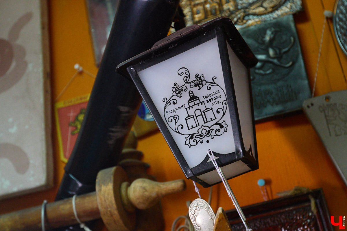 23 и 24 августа 1958 года город Владимир отмечал 850-летний юбилей. Готовились к нему основательно, потому и сувениров, напоминающих о важной дате, сохранилось немало. Часть из них находится в коллекции Михаила Самойлова, а вместе с ней и другие трофеи, от которых может «триггернуть» или «флэшбекнуть».