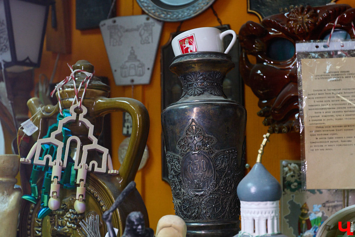 23 и 24 августа 1958 года город Владимир отмечал 850-летний юбилей. Готовились к нему основательно, потому и сувениров, напоминающих о важной дате, сохранилось немало. Часть из них находится в коллекции Михаила Самойлова, а вместе с ней и другие трофеи, от которых может «триггернуть» или «флэшбекнуть».