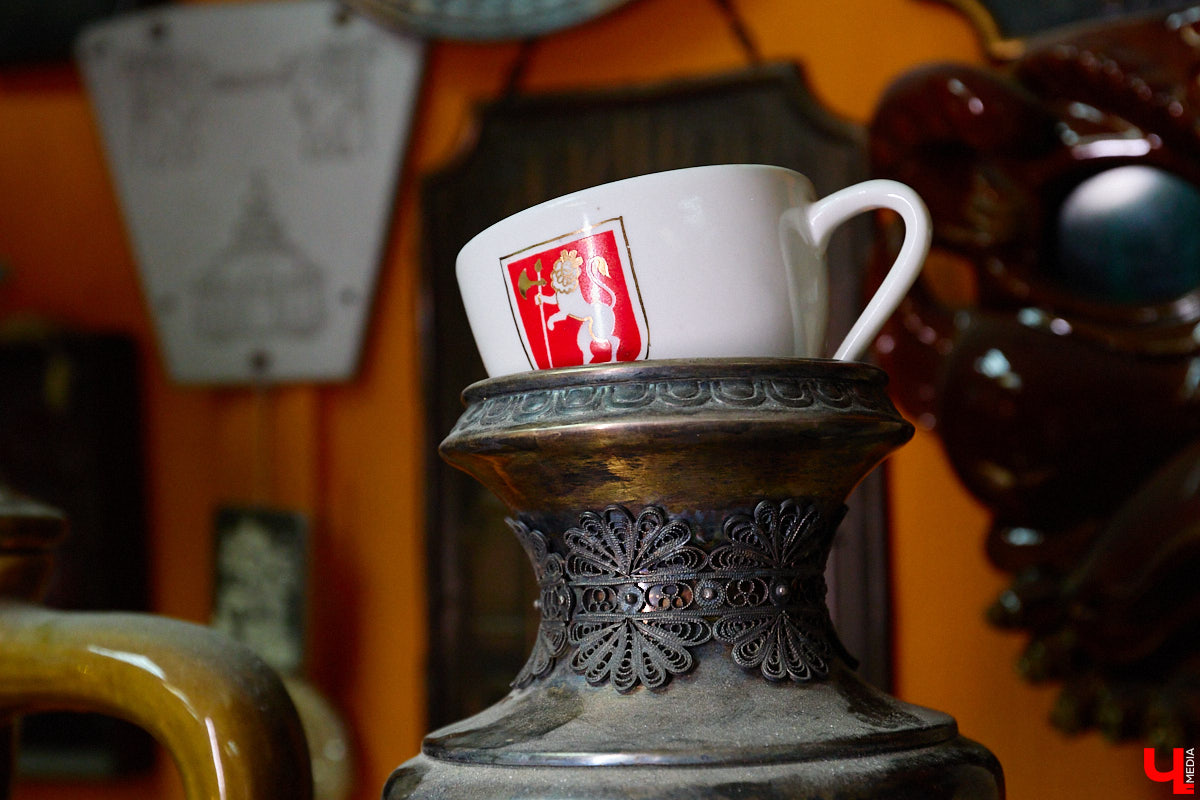 23 и 24 августа 1958 года город Владимир отмечал 850-летний юбилей. Готовились к нему основательно, потому и сувениров, напоминающих о важной дате, сохранилось немало. Часть из них находится в коллекции Михаила Самойлова, а вместе с ней и другие трофеи, от которых может «триггернуть» или «флэшбекнуть».