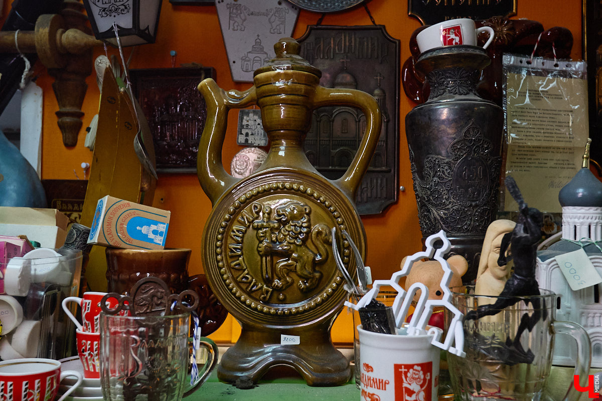 23 и 24 августа 1958 года город Владимир отмечал 850-летний юбилей. Готовились к нему основательно, потому и сувениров, напоминающих о важной дате, сохранилось немало. Часть из них находится в коллекции Михаила Самойлова, а вместе с ней и другие трофеи, от которых может «триггернуть» или «флэшбекнуть».