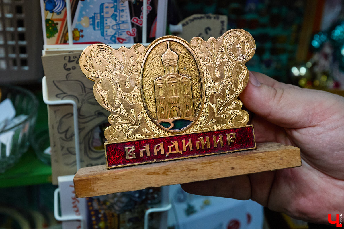 23 и 24 августа 1958 года город Владимир отмечал 850-летний юбилей. Готовились к нему основательно, потому и сувениров, напоминающих о важной дате, сохранилось немало. Часть из них находится в коллекции Михаила Самойлова, а вместе с ней и другие трофеи, от которых может «триггернуть» или «флэшбекнуть».