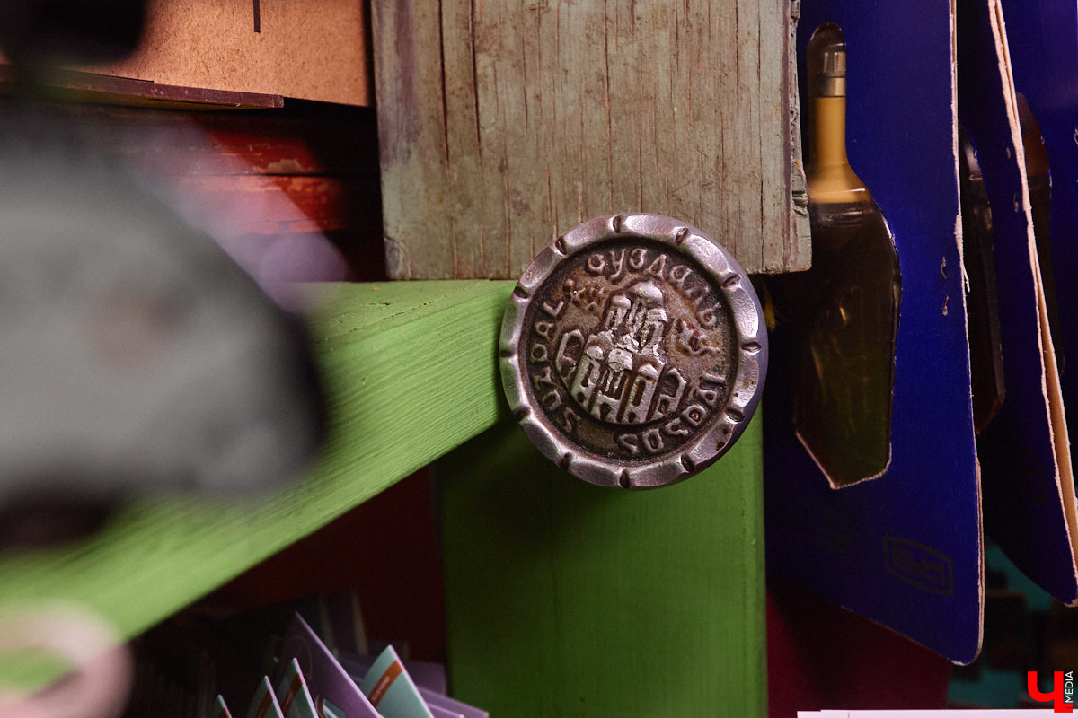 23 и 24 августа 1958 года город Владимир отмечал 850-летний юбилей. Готовились к нему основательно, потому и сувениров, напоминающих о важной дате, сохранилось немало. Часть из них находится в коллекции Михаила Самойлова, а вместе с ней и другие трофеи, от которых может «триггернуть» или «флэшбекнуть».