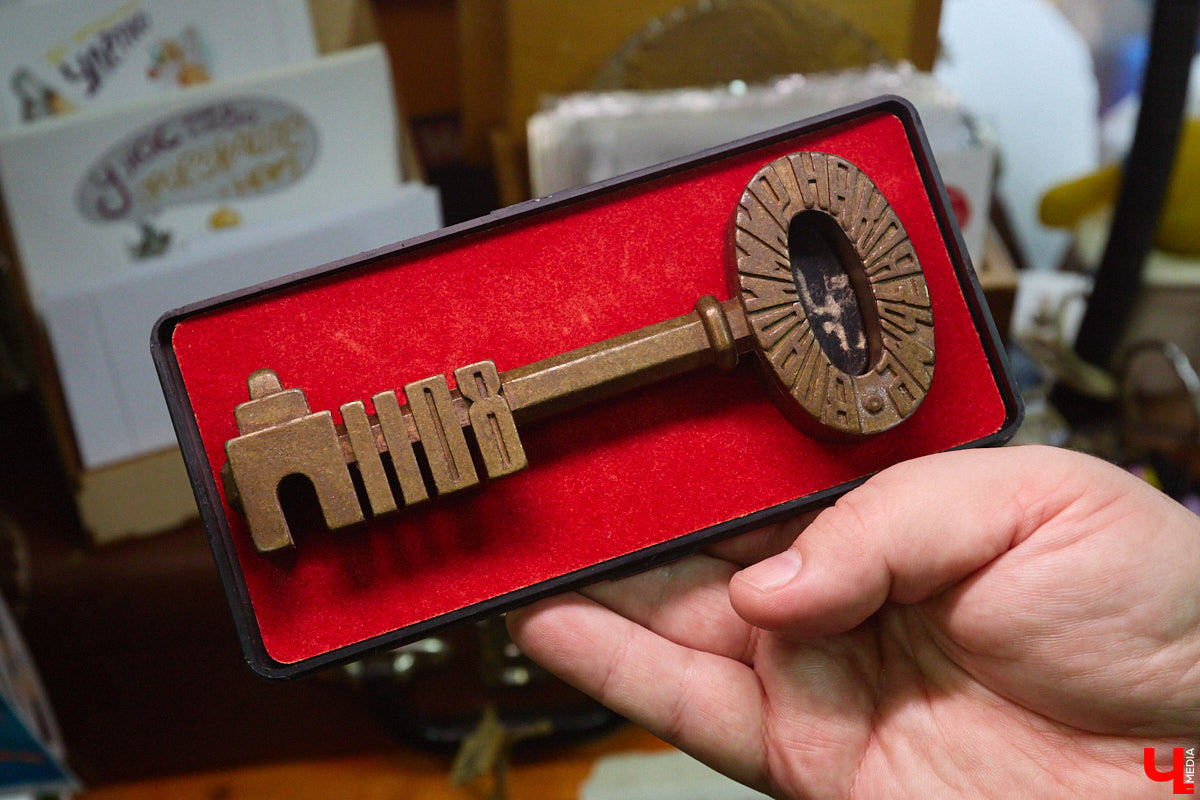 23 и 24 августа 1958 года город Владимир отмечал 850-летний юбилей. Готовились к нему основательно, потому и сувениров, напоминающих о важной дате, сохранилось немало. Часть из них находится в коллекции Михаила Самойлова, а вместе с ней и другие трофеи, от которых может «триггернуть» или «флэшбекнуть».