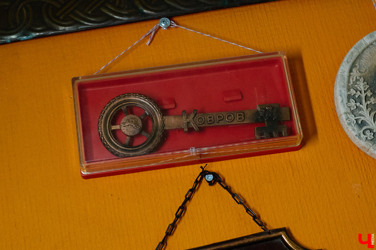 23 и 24 августа 1958 года город Владимир отмечал 850-летний юбилей. Готовились к нему основательно, потому и сувениров, напоминающих о важной дате, сохранилось немало. Часть из них находится в коллекции Михаила Самойлова, а вместе с ней и другие трофеи, от которых может «триггернуть» или «флэшбекнуть».