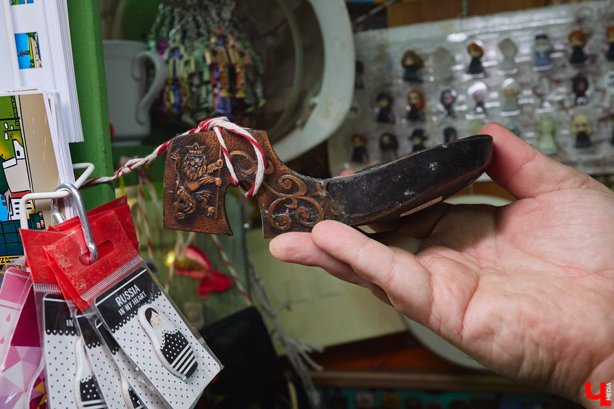 23 и 24 августа 1958 года город Владимир отмечал 850-летний юбилей. Готовились к нему основательно, потому и сувениров, напоминающих о важной дате, сохранилось немало. Часть из них находится в коллекции Михаила Самойлова, а вместе с ней и другие трофеи, от которых может «триггернуть» или «флэшбекнуть».