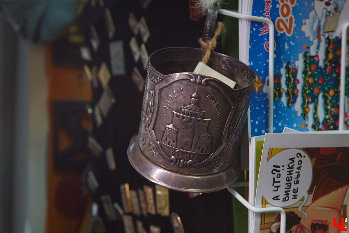 23 и 24 августа 1958 года город Владимир отмечал 850-летний юбилей. Готовились к нему основательно, потому и сувениров, напоминающих о важной дате, сохранилось немало. Часть из них находится в коллекции Михаила Самойлова, а вместе с ней и другие трофеи, от которых может «триггернуть» или «флэшбекнуть».