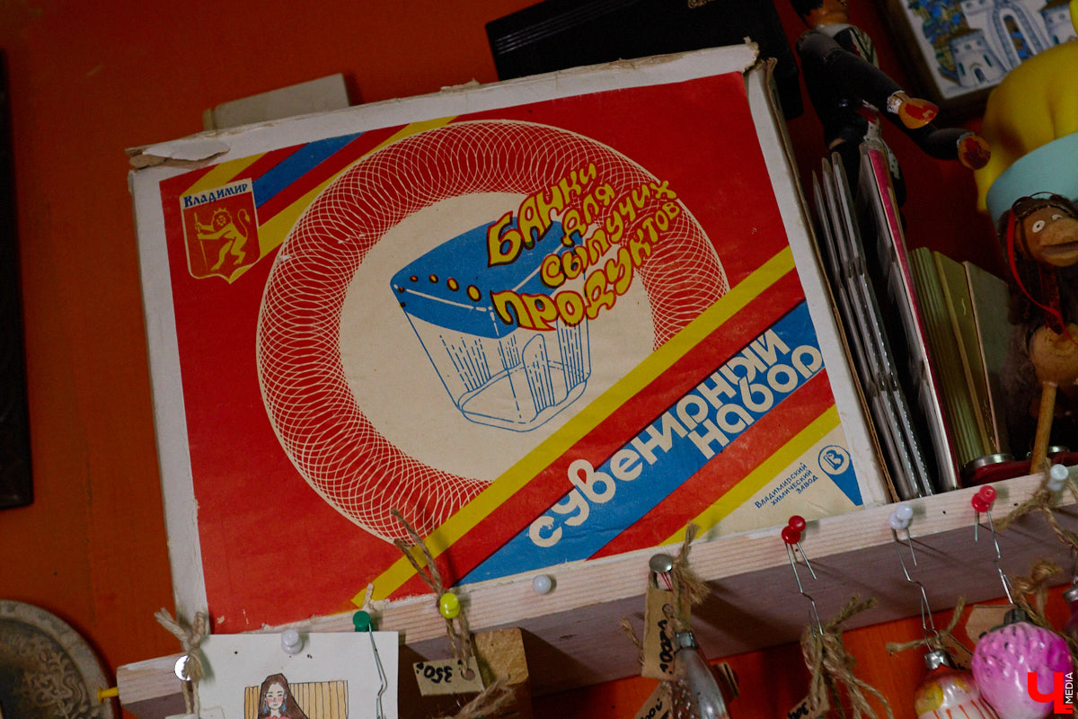 23 и 24 августа 1958 года город Владимир отмечал 850-летний юбилей. Готовились к нему основательно, потому и сувениров, напоминающих о важной дате, сохранилось немало. Часть из них находится в коллекции Михаила Самойлова, а вместе с ней и другие трофеи, от которых может «триггернуть» или «флэшбекнуть».