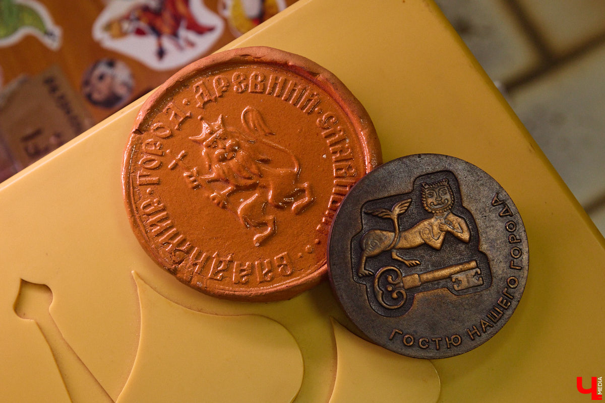 23 и 24 августа 1958 года город Владимир отмечал 850-летний юбилей. Готовились к нему основательно, потому и сувениров, напоминающих о важной дате, сохранилось немало. Часть из них находится в коллекции Михаила Самойлова, а вместе с ней и другие трофеи, от которых может «триггернуть» или «флэшбекнуть».