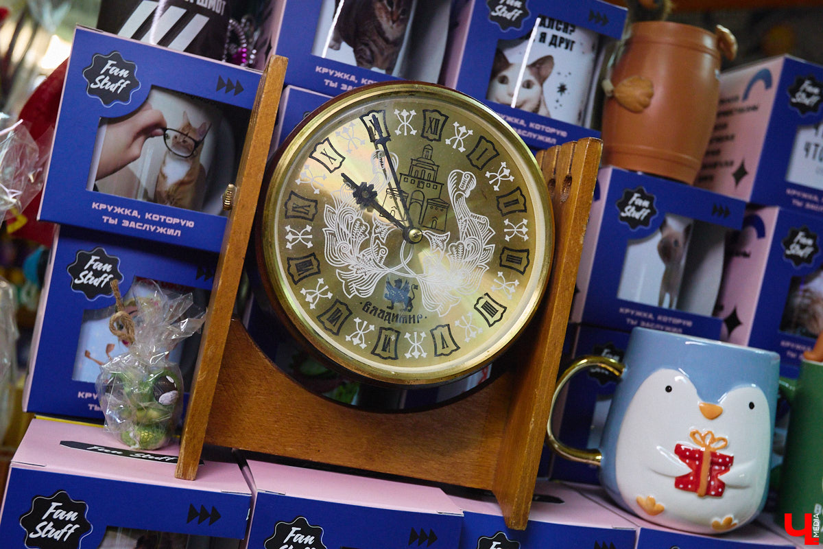 23 и 24 августа 1958 года город Владимир отмечал 850-летний юбилей. Готовились к нему основательно, потому и сувениров, напоминающих о важной дате, сохранилось немало. Часть из них находится в коллекции Михаила Самойлова, а вместе с ней и другие трофеи, от которых может «триггернуть» или «флэшбекнуть».